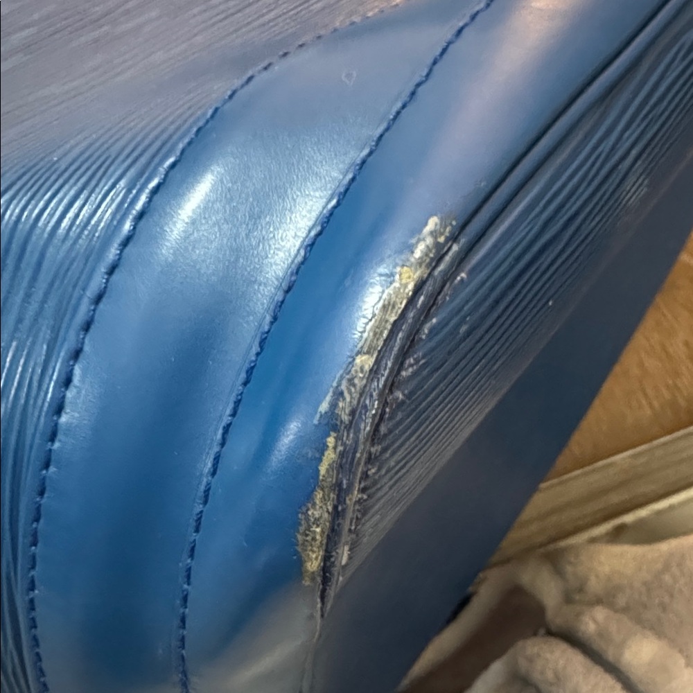 Louis Vuitton Epi Noé bucket bag in Toledo blue leather. - Picture 10 of 15